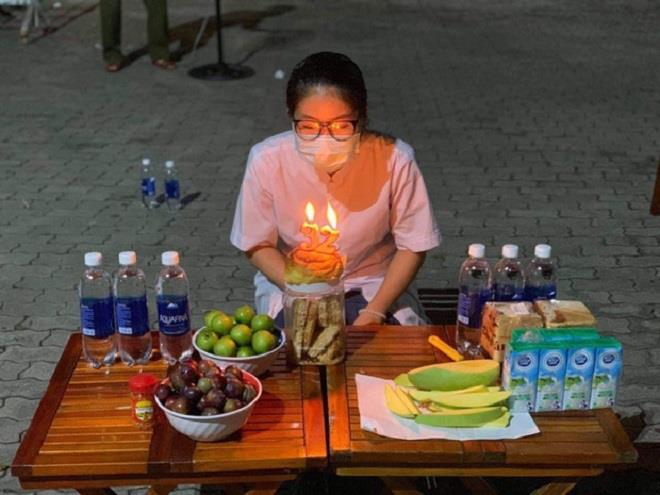 Tiệc sinh nhật đặc biệt của y sỹ chống COVID-19 khiến dân mạng rưng rưng-2