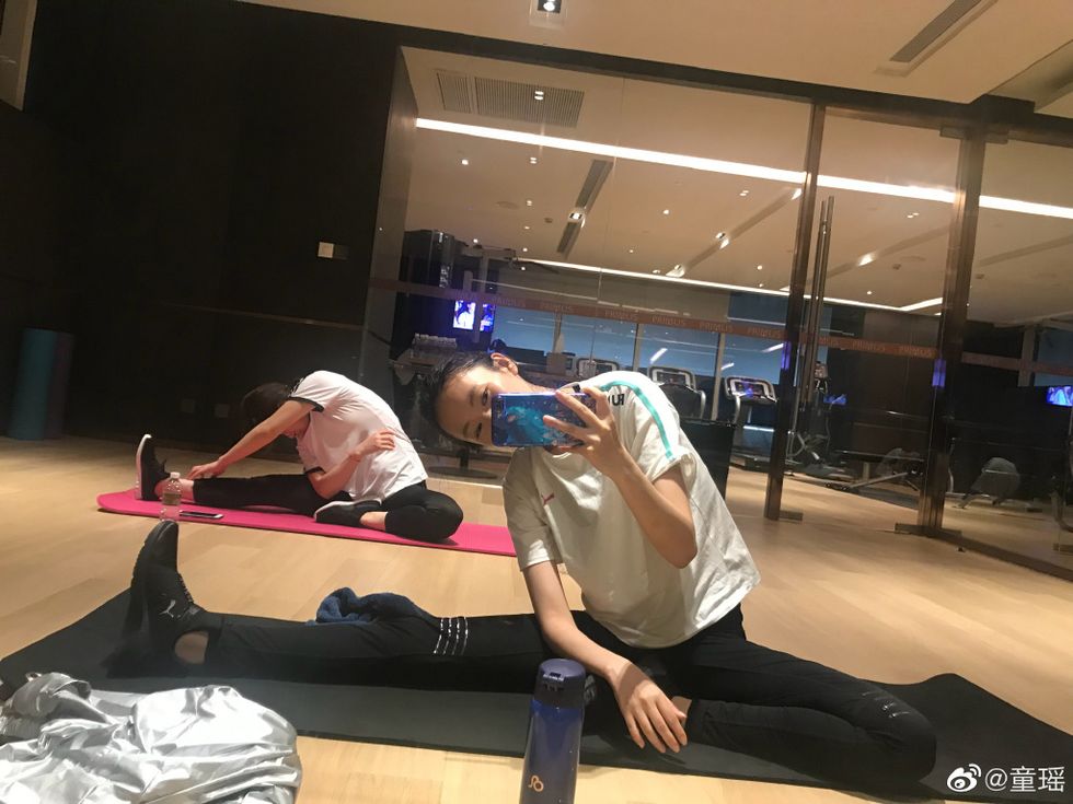 Ngoài việc ăn nhạt muối, nhạt đường để tiêu mỡ giảm cân, ở tuổi 35 Cố Giai của 30 Chưa Phải là Hết giữ dáng thon gọn bằng bài tập yoga đặc biệt-8