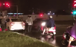 Clip: Ô tô điên lùi trúng nhiều phương tiện dừng đèn đỏ, rồi phóng bỏ chạy trên phố Hà Nội-1