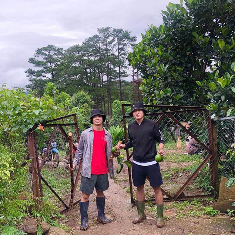 Công Phượng bắt cặp Huy Toàn tại nông trại Đà Lạt: Không đá bóng thì mình đi bán... bơ-1