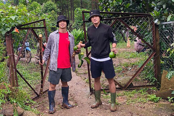 Công Phượng được vợ sắp cưới Viên Minh chăm sóc tận răng khi bị bệnh nhưng cũng có lúc bị bắt đi chợ tay xách nách mang nhìn đến là thương-3