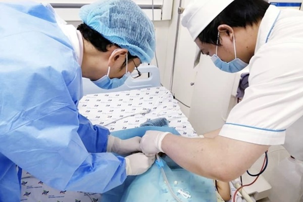 Chỉ bị kiến đốt, người đàn ông bị sốc phản vệ nặng phải đi cấp cứu-2