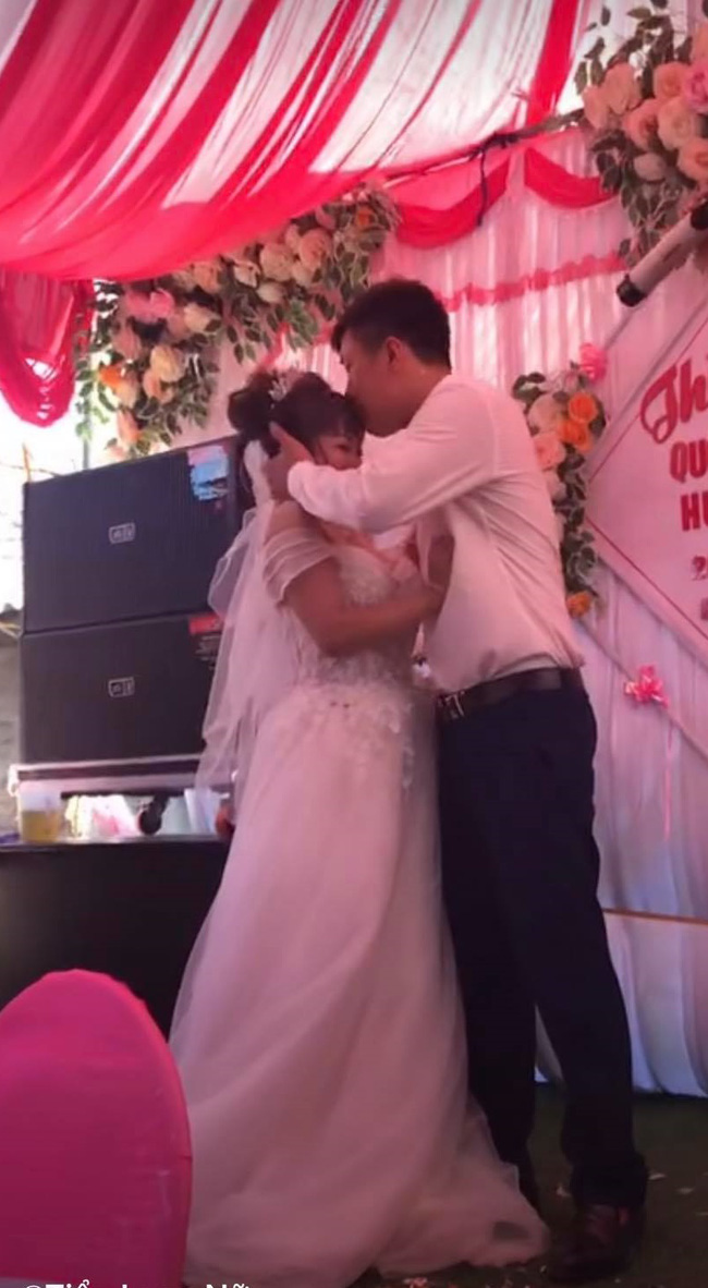 Chú rể cưỡng hôn cô dâu trên sân khấu tổ chức hôn lễ khiến MC hoảng hốt: Chưa, chưa, cả hôn trường thì cười không kìm được-3