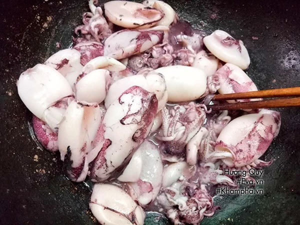 Buổi chiều chiêu đãi cả nhà món mực xào dưa chua lạ miệng-2