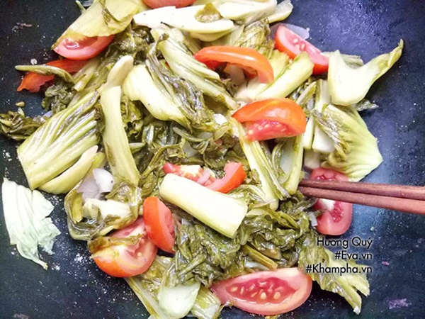 Buổi chiều chiêu đãi cả nhà món mực xào dưa chua lạ miệng-4