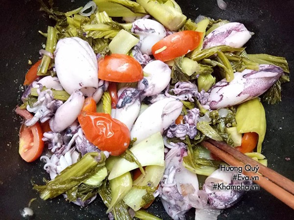 Buổi chiều chiêu đãi cả nhà món mực xào dưa chua lạ miệng-5