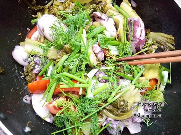 Buổi chiều chiêu đãi cả nhà món mực xào dưa chua lạ miệng-6