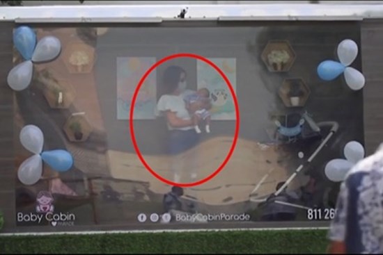 Giới thiệu bé sơ sinh với họ hàng qua cửa kính để tránh Covid-19