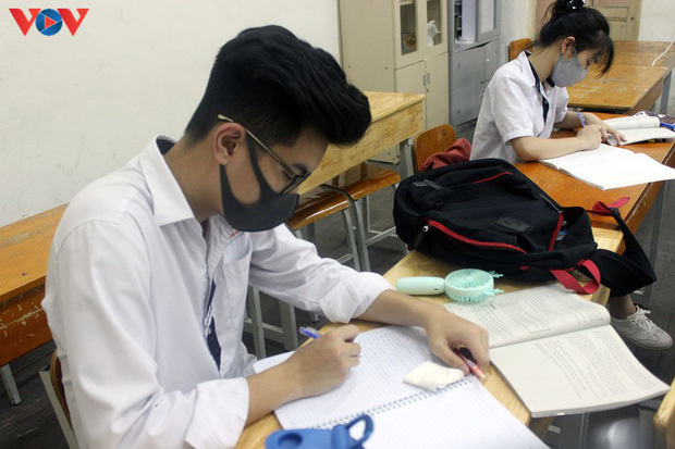 Bộ GD-ĐT yêu cầu tránh tụ tập đông người trước và sau khi thi tốt nghiệp-1