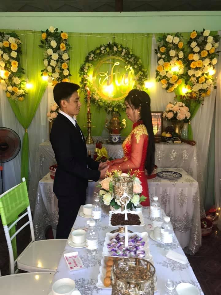 Câu chuyện đằng sau bức ảnh ông chồng điển trai và cô vợ biến dạng khuôn mặt: Khẳng định chủ quyền vào đúng ngày Cá tháng 4-4