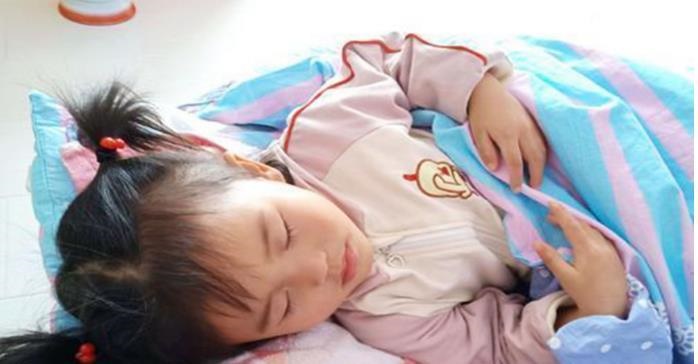 Con gái 8 tuổi khỏe mạnh bỗng nhiên bị trầm cảm, người mẹ khóc hối hận vì một việc làm cách đây 5 năm-2