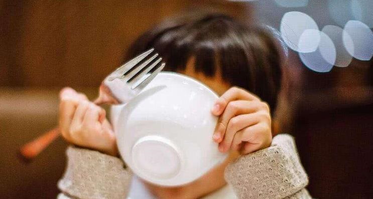 Con gái 8 tuổi khỏe mạnh bỗng nhiên bị trầm cảm, người mẹ khóc hối hận vì một việc làm cách đây 5 năm-3