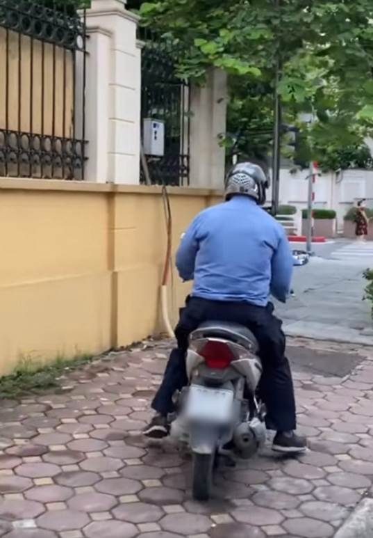 Cô gái Hà Nội quay cận cảnh người đàn ông chuyên sờ đùi phụ nữ trên phố, dân mạng kiên quyết truy lùng cho bằng được-1