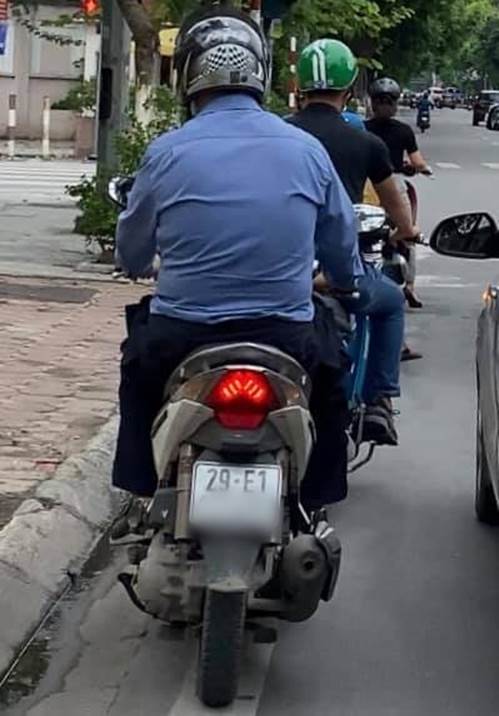 Cô gái Hà Nội quay cận cảnh người đàn ông chuyên sờ đùi phụ nữ trên phố, dân mạng kiên quyết truy lùng cho bằng được-2