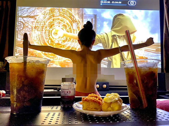 Sau quyết định cấm biểu diễn 4 tháng vì trang phục hở hang phản cảm, Ngân 98 lại tung ảnh bán khỏa thân khoe lưng trần và vòng 1 lấp ló?-1