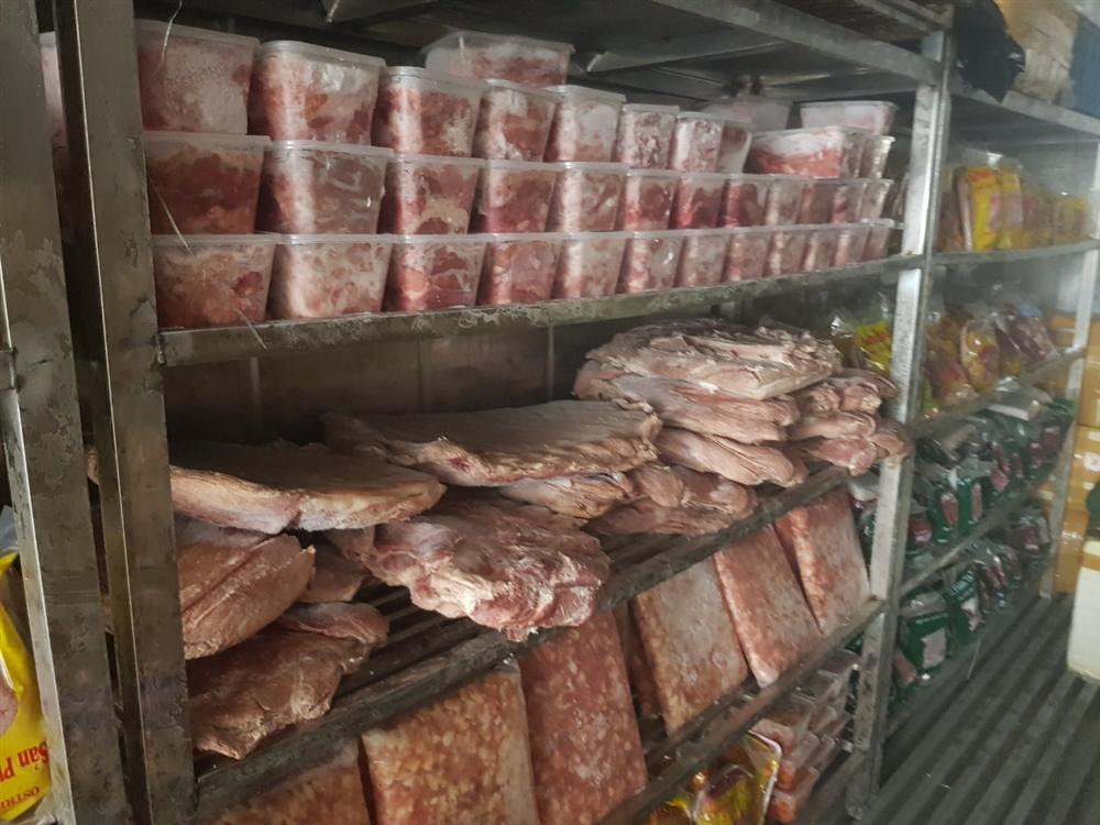 Phá tổng kho 19 tấn chân gà, giò heo bốc mùi hôi thối-1