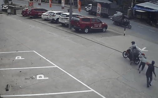 CLIP: Giật dây chuyền hụt bị nhóm người quây bắt, 2 tên cướp chống trả quyết liệt và cái kết lỗ nặng-1