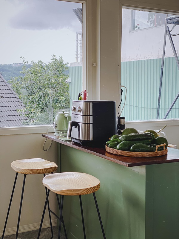 Căn bếp của vợ chồng trẻ Đà Lạt khiến chị em mê mẩn: Lên xứ bơ nên làm bếp cũng màu 034 mới chịu!-4