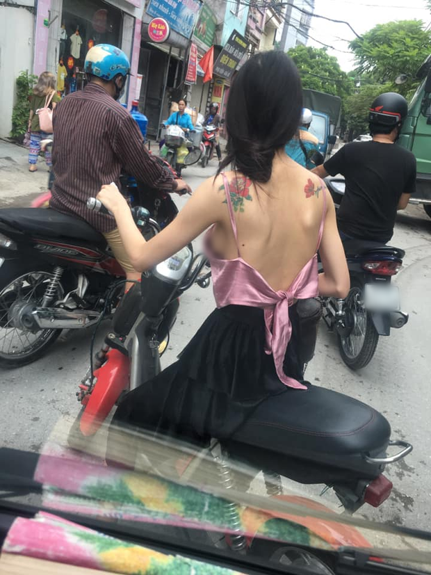 Cô gái mặc áo dây để lộ vòng 1 hớ hênh khi đi đường, dân tình lắc đầu: Quá phản cảm-1