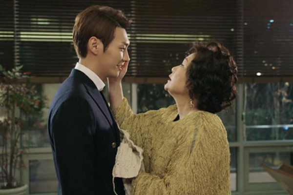 Trong đám cưới, mẹ chồng đưa ra hai quy tắc, con dâu mỉm cười rồi lặng lẽ bước ra cửa rời đi trong sự sửng sốt của mọi người-4