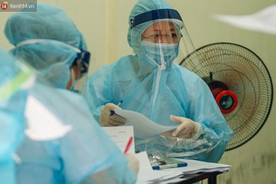 Bác sĩ khuyến cáo người về từ vùng dịch dù test nhanh âm tính vẫn cần cách ly đủ 14 ngày