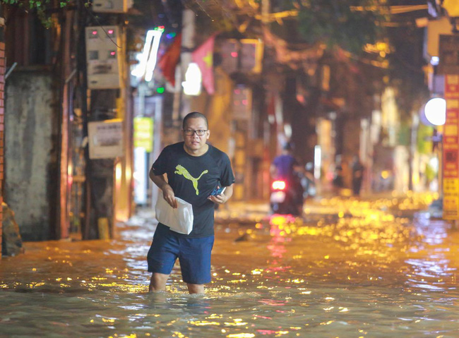 Ảnh: Mưa rào cả buổi chiều, đường phố Hà Nội ngập như sông-1