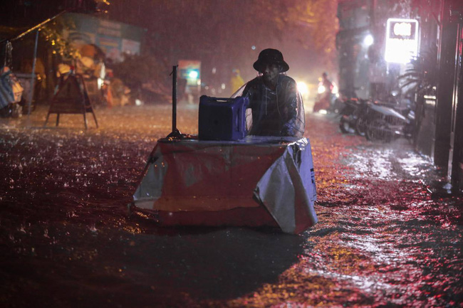 Ảnh: Mưa rào cả buổi chiều, đường phố Hà Nội ngập như sông-8
