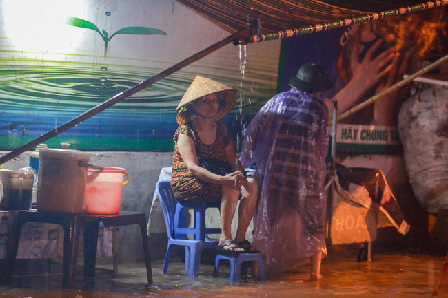 Ảnh: Mưa rào cả buổi chiều, đường phố Hà Nội ngập như sông-9