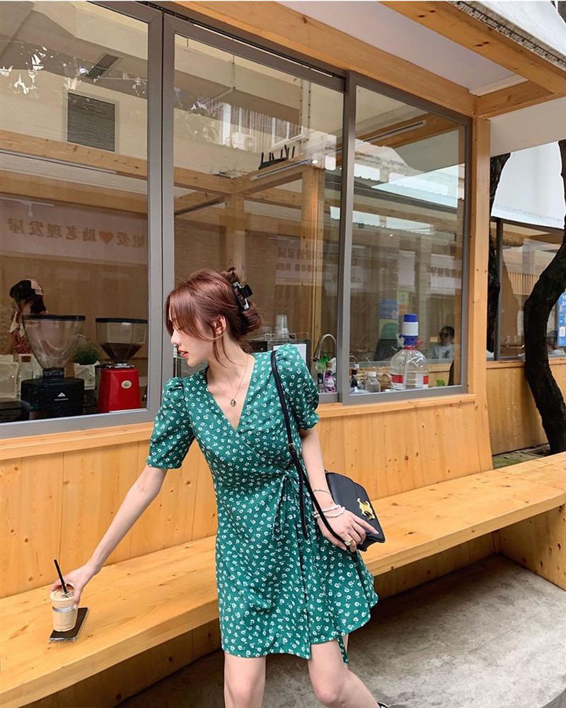 9 mẫu váy liền giúp các nàng có style xịn sò hẳn lên, diện đi chơi sống ảo không chê được điểm nào-1