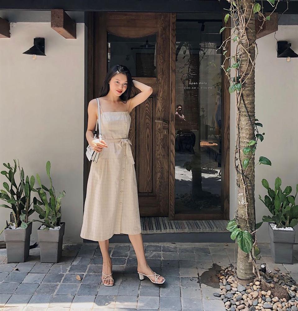 9 mẫu váy liền giúp các nàng có style xịn sò hẳn lên, diện đi chơi sống ảo không chê được điểm nào-3