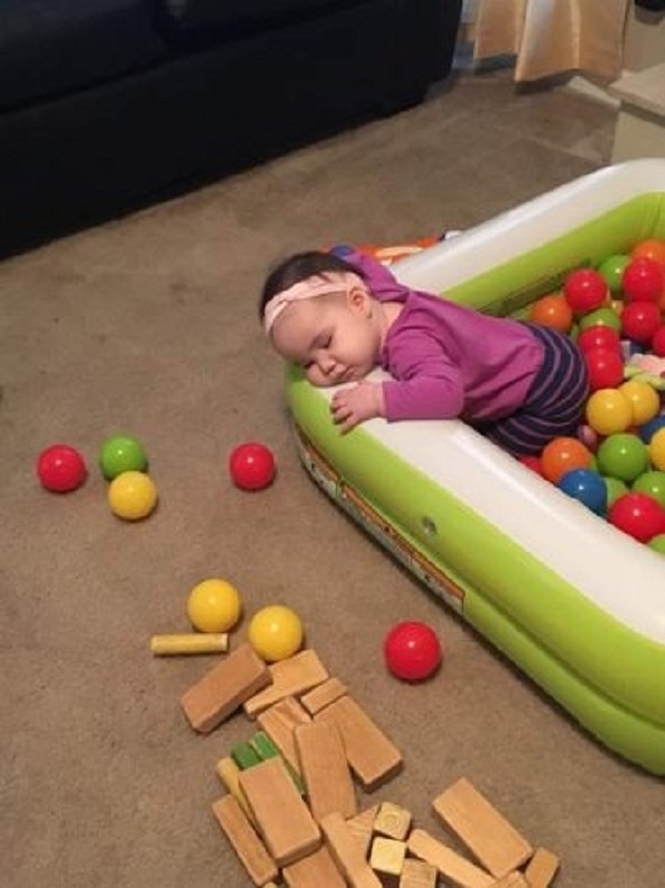 Những tư thế ngủ có thần thái đỉnh cao của các bé, xem xong ai nấy cười té ghế-5