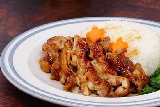 Cơm đùi gà sốt tiêu đen vừa ngon lại dễ làm, ai ăn cũng đòi thêm suất nữa