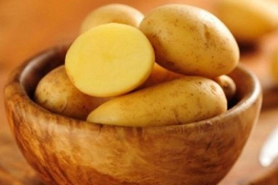 Lỡ bị bỏng, hãy cắt ngay một khoanh khoai tây đắp lên sẽ xảy ra điều kỳ diệu