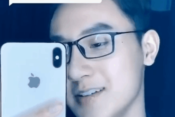 Việt Hoàng - vựa muối của VTV nhắc đến ai đó thủ thỉ rồi hôn chùn chụt vào điện thoại, dân chơi TikTok ôm bụng cười-4