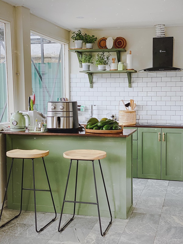 Căn bếp của vợ chồng trẻ Đà Lạt khiến chị em mê mẩn: Lên xứ bơ nên làm bếp cũng màu 034 mới chịu!-2