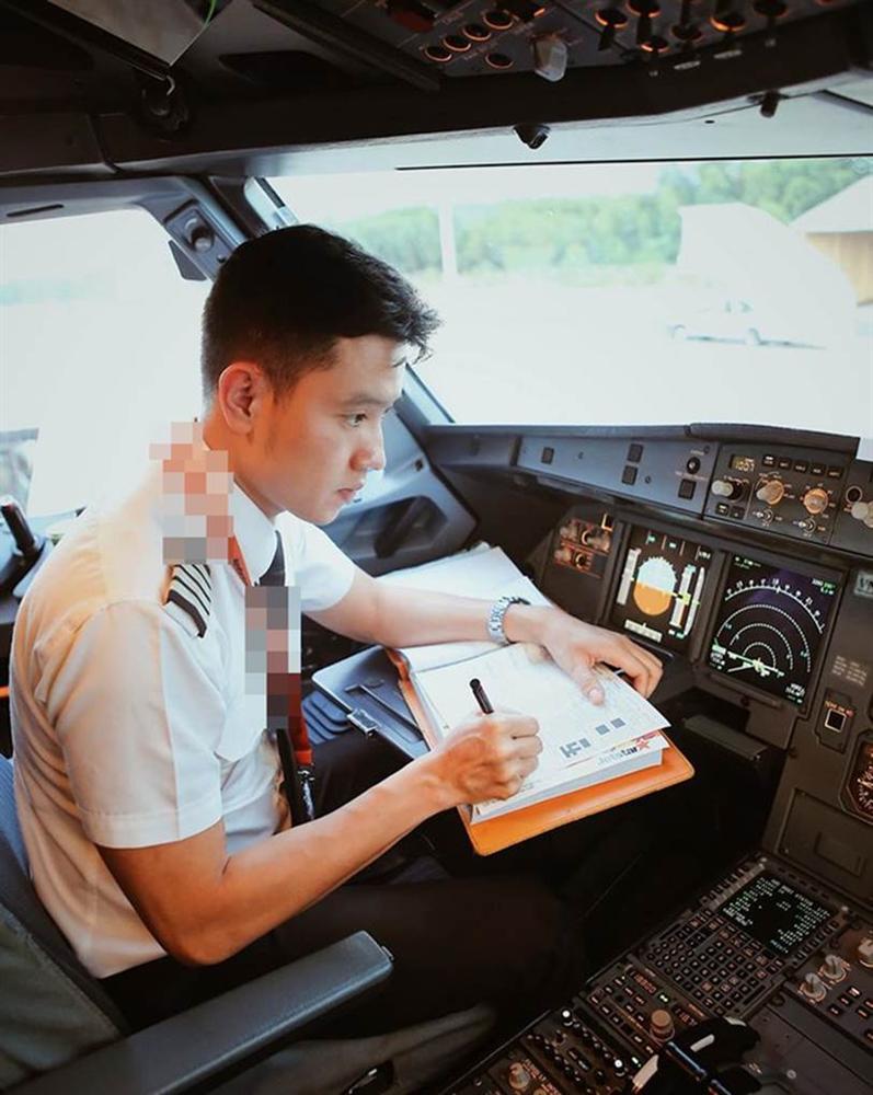 Chàng phi công trẻ nhất Việt Nam khoe bảng lương hơn 2044 tỷ đồng/tháng khiến dân mạng há hốc mồm và sự thật phía sau lại càng gây choáng váng-1