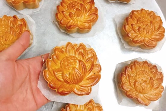 Chị em rộ trend làm bánh trung thu bằng nồi chiên không dầu, thành quả cũng “rất gì và này nọ” chứ chẳng đùa