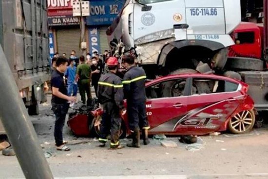 Container đè bẹp xe hơi, 3 người chết: Tài xế buồn ngủ đối diện mức án nào?