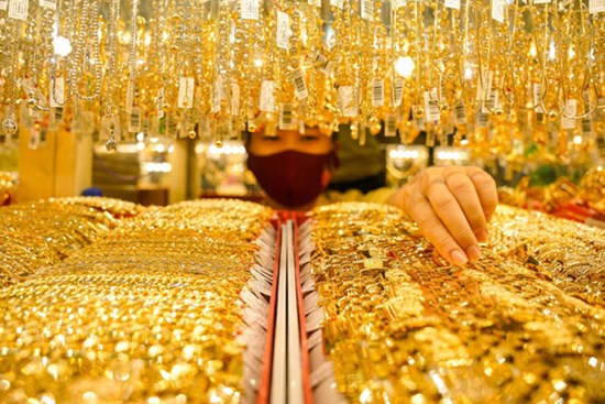 Có 2 tỷ đồng nên mua vàng hay đất lúc này?