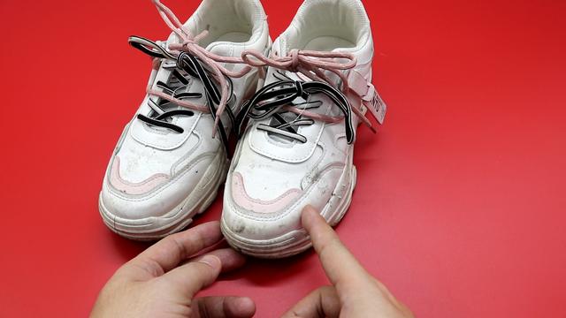 Giày trắng dễ bẩn và quá khó để giặt sạch hẳn? Hãy làm theo cách này giày sẽ trắng sáng chỉ trong vài phút-2