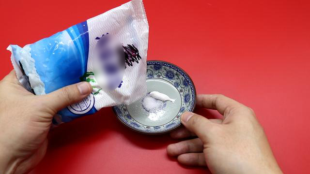 Giày trắng dễ bẩn và quá khó để giặt sạch hẳn? Hãy làm theo cách này giày sẽ trắng sáng chỉ trong vài phút-4