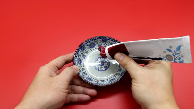 Giày trắng dễ bẩn và quá khó để giặt sạch hẳn? Hãy làm theo cách này giày sẽ trắng sáng chỉ trong vài phút-3