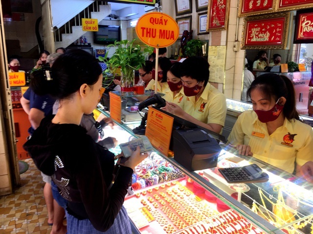 Bão giá vàng: Bán cả ô tô Mercedes để... lướt sóng!-1