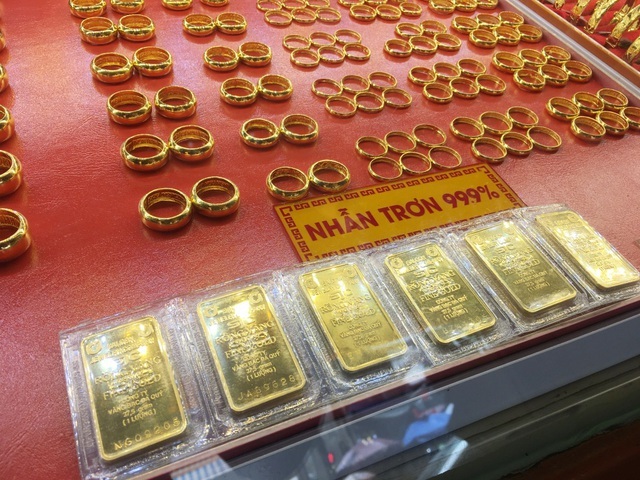 Bão giá vàng: Bán cả ô tô Mercedes để... lướt sóng!-3