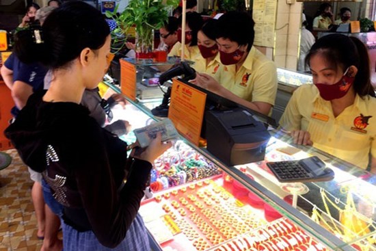 'Bão' giá vàng: Bán cả ô tô Mercedes để... 'lướt sóng'!