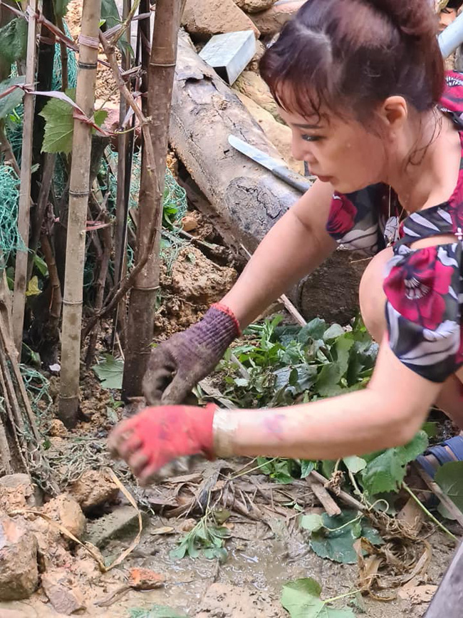 Mừng nhà mới, cô dâu 63 tuổi ở Cao Bằng dựng hẳn bia đá khắc tên hai vợ chồng khiến dân mạng choáng váng vì cho là điềm gở-3