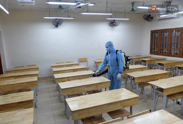 Cận cảnh quá trình phun sát khuẩn phòng thi, điểm thi THPT Quốc gia 2020 tại Hà Nội-1