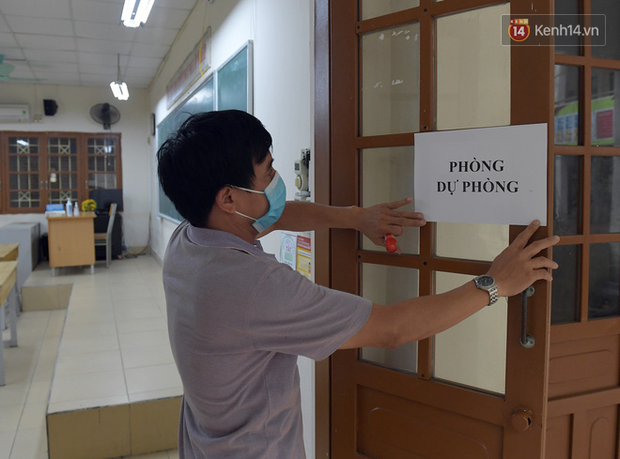 Cận cảnh quá trình phun sát khuẩn phòng thi, điểm thi THPT Quốc gia 2020 tại Hà Nội-10