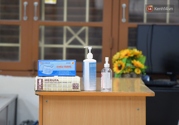 Cận cảnh quá trình phun sát khuẩn phòng thi, điểm thi THPT Quốc gia 2020 tại Hà Nội-7