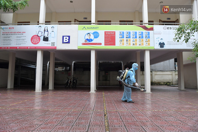 Cận cảnh quá trình phun sát khuẩn phòng thi, điểm thi THPT Quốc gia 2020 tại Hà Nội-6